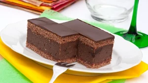 Ciasto rumowe to przysmak dla fanów wyrazistych czekoladowych smaków