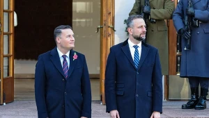 Wicepremier, minister obrony narodowej Władysław Kosiniak-Kamysz (P) oraz sekretarz obrony Wielkiej Brytanii Wes Streeting (L) podczas powitania przed siedzibą MON przy ul. Klonowej w Warszawie