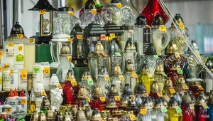 Producenci zniczy ujawniają, co dzieje się z cenami