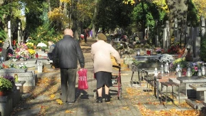 Jedziesz na cmentarz z seniorem? Sprawdź te rzeczy przed wyjściem