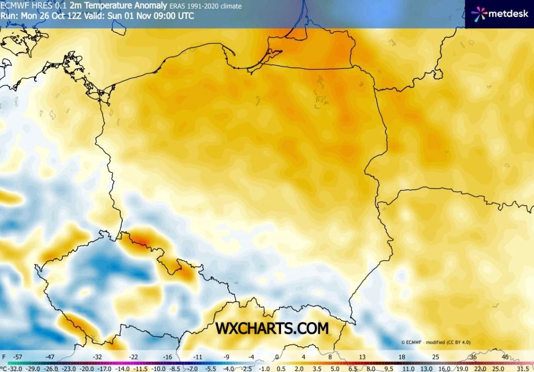 Mapa anomalii temperatury powietrza nad Polską i okolicznymi regionami, z widocznymi różnicami barw wskazującymi na cieplejsze od normy wartości na wschodzie i północy oraz chłodniejsze od normy obszary na południowym zachodzie kraju.