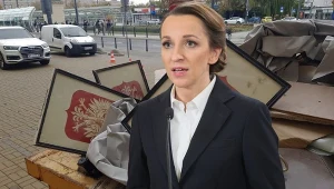 Przed budynkiem RPO znaleziono godła wyrzucone do kontenera na śmieci