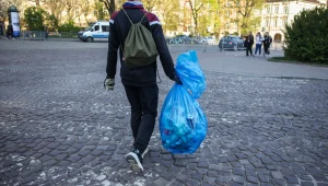 W ramach systemu kaucyjnego w aplikacjach Delio i Żabka Jush można zamówić bezpłatny odbiór butelek i puszek z kaucją przez kuriera. Pieniądze za opakowania zostaną przelane prosto na konto klienta