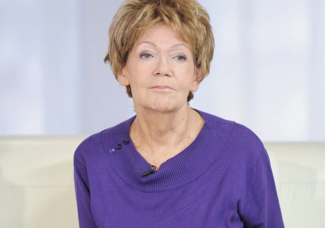 Maria Czubaszek Maria Czubaszek, pisarka, dziennikarka i satyryczka - na zdjęciu w fioletowym swetrze, siedzi na kremowej kanapie.