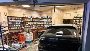 Kierująca Porsche wjechała do wnętrza apteki na Kaszubach