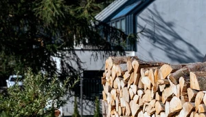 Kominiarze mają przez to więcej pracy. Wszystko zaczyna się od drewna