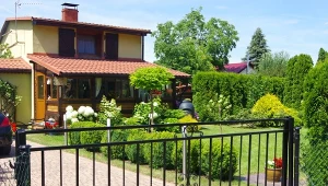 Czy można mieszkać na działce ROD i w domku letniskowym? Przepisy są jasne
