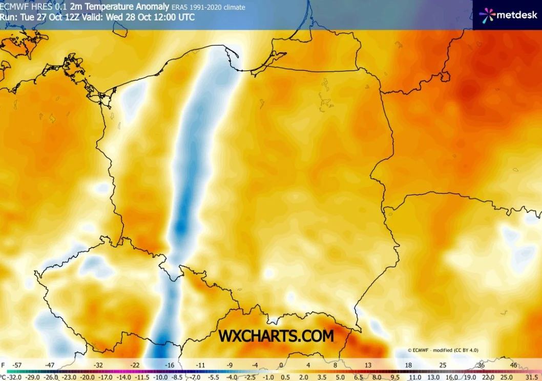 Będzie pochmurnie i dość mokro, ale jednocześnie dość ciepło, jak na tę porę roku Mapa anomalii temperatury powietrza dla Polski z wyróżnionym wąskim, niebieskim pasem chłodniejszego powietrza przebiegającym z południa na północ w centrum kraju, otoczonym obszarami o znacznie wyższych temperaturach w odcieniach żółci i pomarańczy.