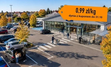 Klienci z zakupami na parkingu przed sklepem Lidl w słoneczne jesienne przedpołudnie