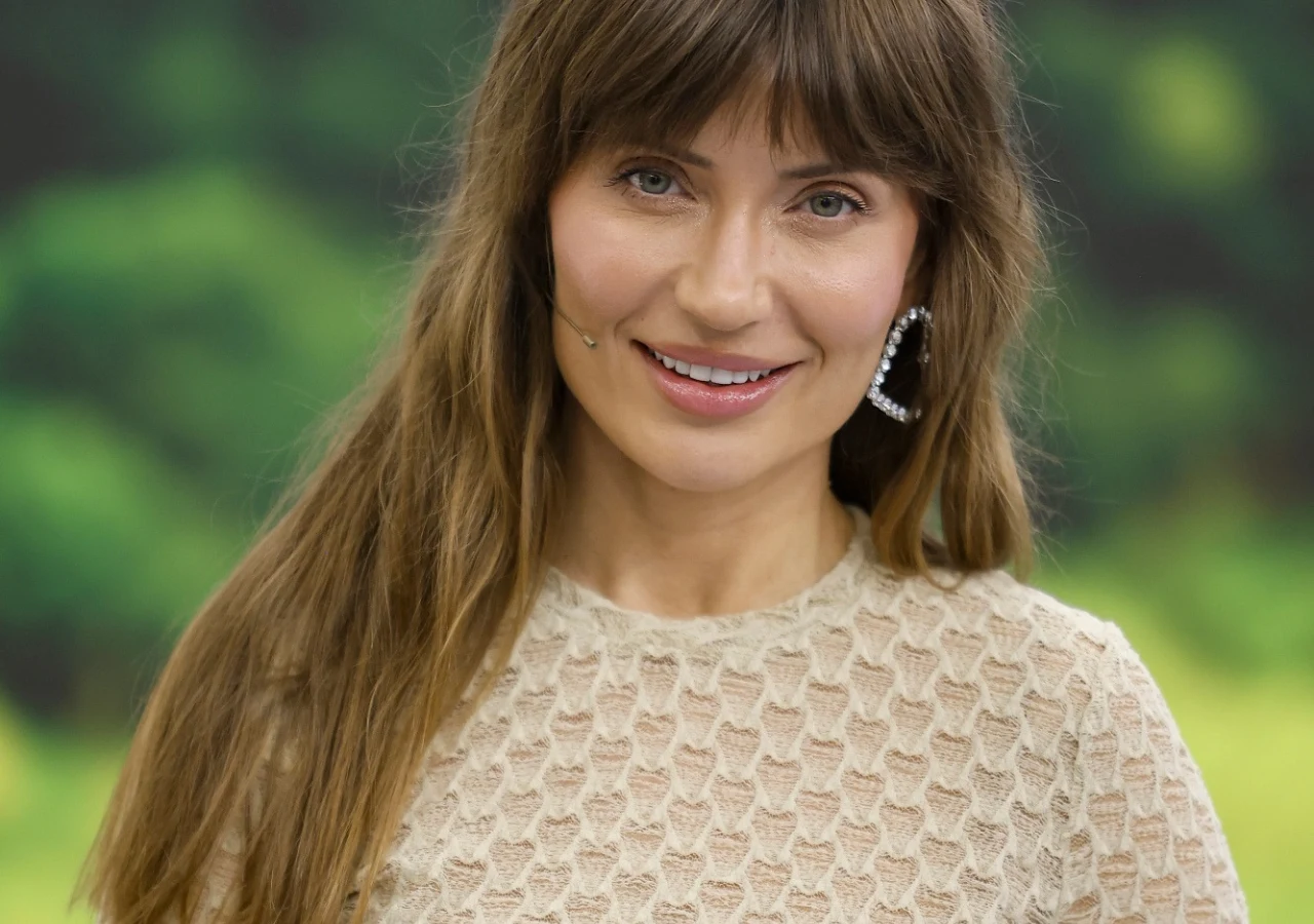 Anna Dec Anna Dec, dziennikarka, prezenterka telewizyjna oraz podcasterka.