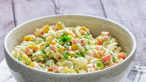 Sałatka z makaronem ryżowym i surimi. Najlepsza sałatka na każdą imprezę lub lekką kolację