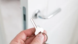 Zamek zacina się przy przekręcaniu klucza? Jest na to domowy patent