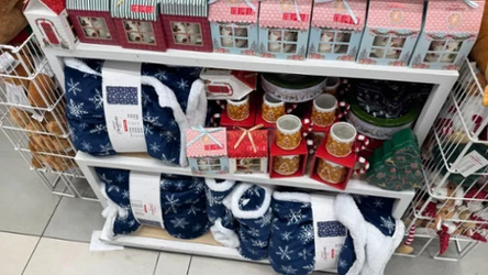 Action przecenia świąteczne dekoracje. Grinch za 16,95 zł, lampki LED za 14,95 zł