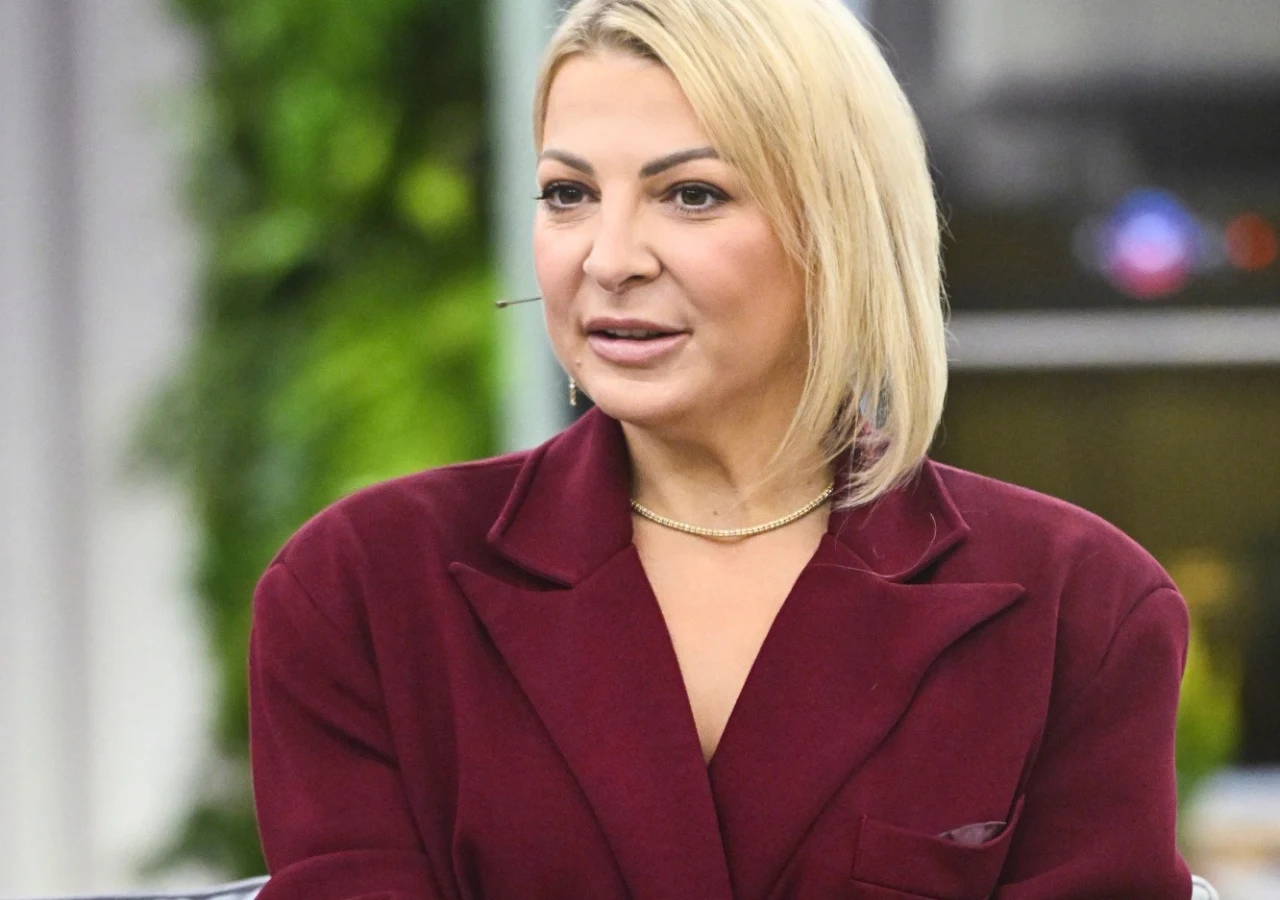 Magdalena Narożna Piosenkarka Magdalena Narożna w bordowej marynarce, w studiu programu "halo tu polsat"