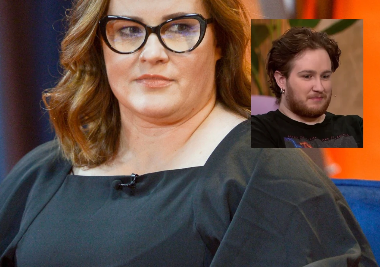 Joanna Kołaczkowska, syn Adam Kołaczkowski Kobieta w okularach z ciemnymi oprawkami siedzi w czarnym stroju, nałożone zdjęcie przedstawia młodego mężczyznę z brodą i dłuższymi włosami na tle pomarańczowej ściany.