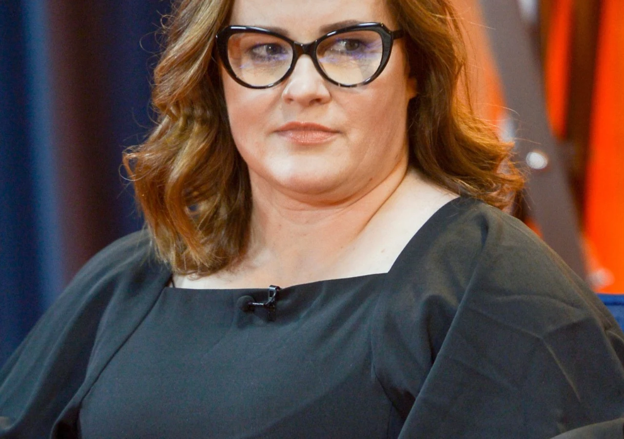 Joanna Kołaczkowska Joanna Kołaczkowska w okularach i czarnej sukience. Aktorka, o której ukazała się książka ze wspomnieniami.