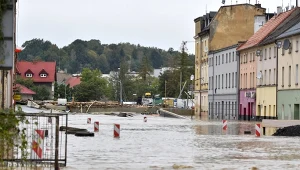 Zmiana klimatu nasiliła powodzie w Europie. Modele pokazują skalę zjawiska (na zdjęciu powódź w 2024 r., woda płynąca przez Głuchołazy)