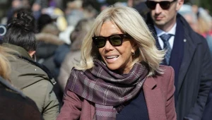 Prosty krój, guziki i długość do kolan. Tak nosi płaszcze Brigitte Macron