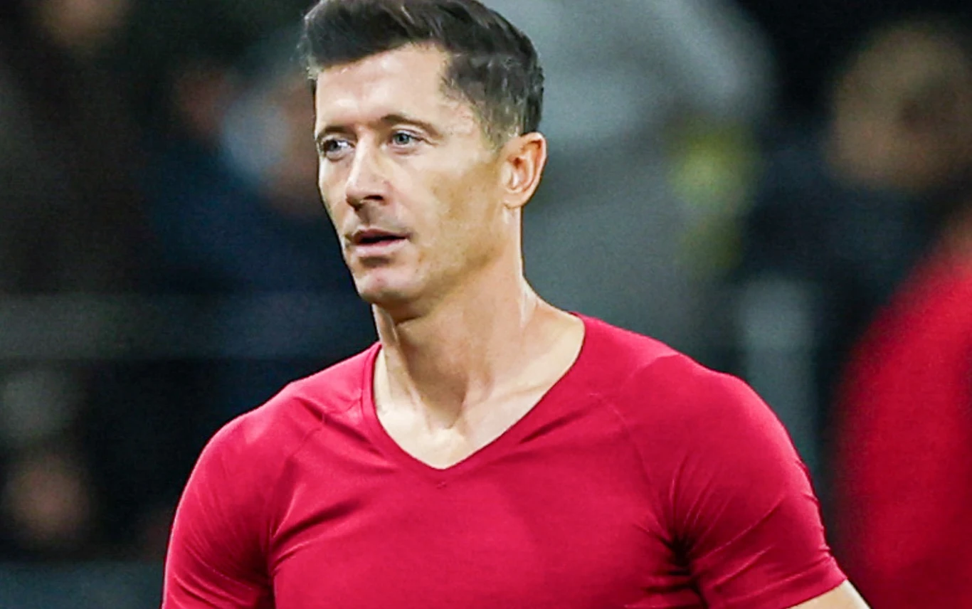 Robert Lewandowski Robert Lewandowski w czerwonej koszulce sportowej na stadionie.