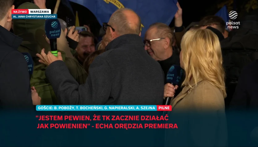Chaos przed TK. Dziennikarz Polsat News uciszał tłum, krzyki na antenie