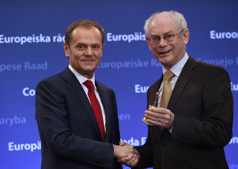 01.12.2014, Donald Tusk przejmuje stery w RE. Od ustępującego szefa, Hermana Van Rompuya, dostaje dzwonek, którym zawsze otwierał obrady szczytów UE /AFP