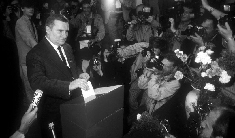 04.06.1989 r., przewodniczący Krajowej Komisji Wykonawczej NSZZ Solidarność Lech Wałęsa w trakcie wyborów /Jan Bogacz /PAP