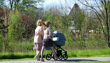 1 027,38 zł specjalnego świadczenia dla seniorek. Wystarczy mieć tyle dzieci