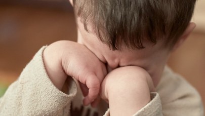 1,5-roczny chłopiec wykorzystywany seksualnie. Zatrzymana opiekunka i jej znajomi