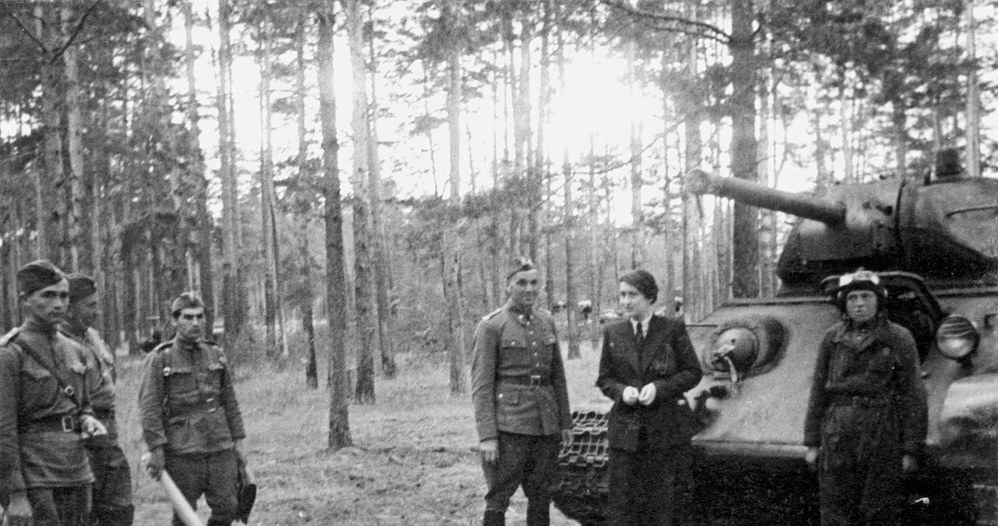 1 Dywizja Piechoty im. Tadeusza Kościuszki, przy czołgu Wanda Wasilewska /Muzeum Niepodległości /East News