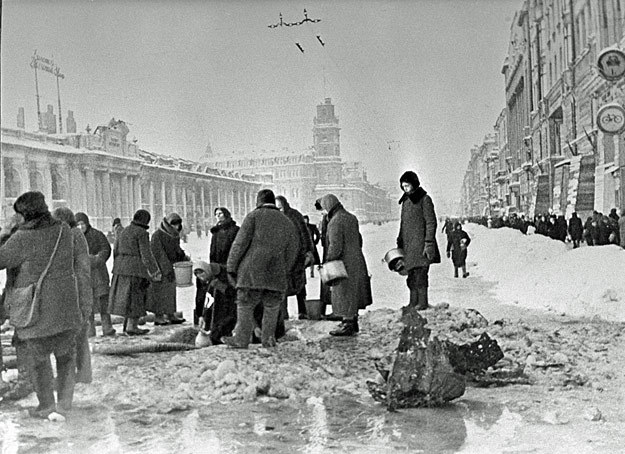 1 grudnia 1941 r.: Mieszkańcy Leningradu wybierają wodę z dziur w asfalcie /East News
