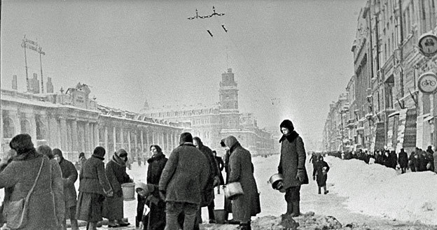 1 grudnia 1941 r.: Mieszkańcy Leningradu wybierają wodę z dziur w asfalcie /East News