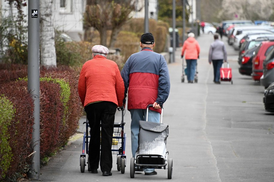 1 kwietnia pierwsi seniorzy otrzymają trzynastą emeryturę /UWE ZUCCHI  /PAP/DPA