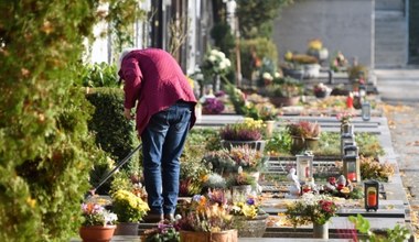 1 listopada. Jak uniknąć kradzieży zniczy i wiązanek z nagrobków? Poznaj kilka sprawdzonych sposobów