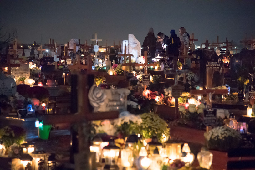 1 listopada tradycyjnie odwiedzamy cmentarze /Wojciech Strozyk/REPORTER /Reporter