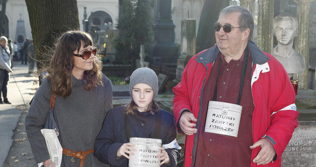 1 listopada wszyscy razem kwestowali na Powązkach, fot.Baranowski &nbsp; /AKPA