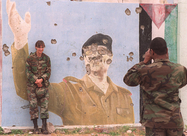 1 maja 1991 r.: Amerykańscy żołnierze fotografują się przed portretem Saddama Husajna /AFP