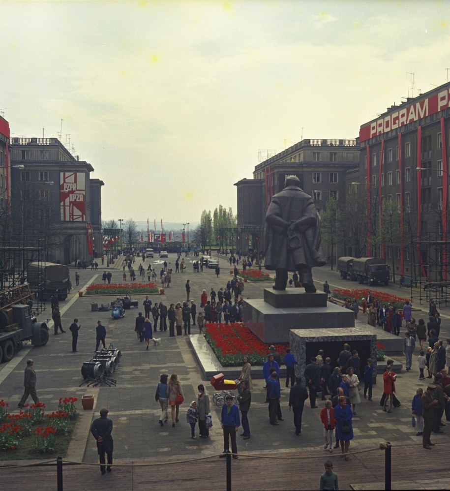 1 Maja lata 70., Aleja Róż z Leninem /Jakub Grelowski /PAP