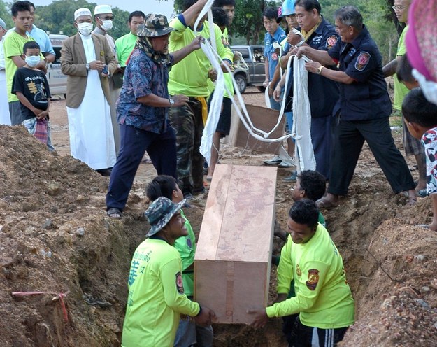 1 maja w Tajlandii z grobu na terenie byłego obozu przemytników ludzi w dżungli wydobyto 26 ciał /STR /PAP/EPA
