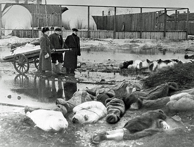 1 października 1942 r.: Mężczyźni chowają zmarłych podczas blokady Leningradu na cmentarzu Wolkowo /East News