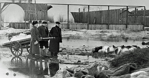 1 października 1942 r.: Mężczyźni chowają zmarłych podczas blokady Leningradu na cmentarzu Wolkowo /East News