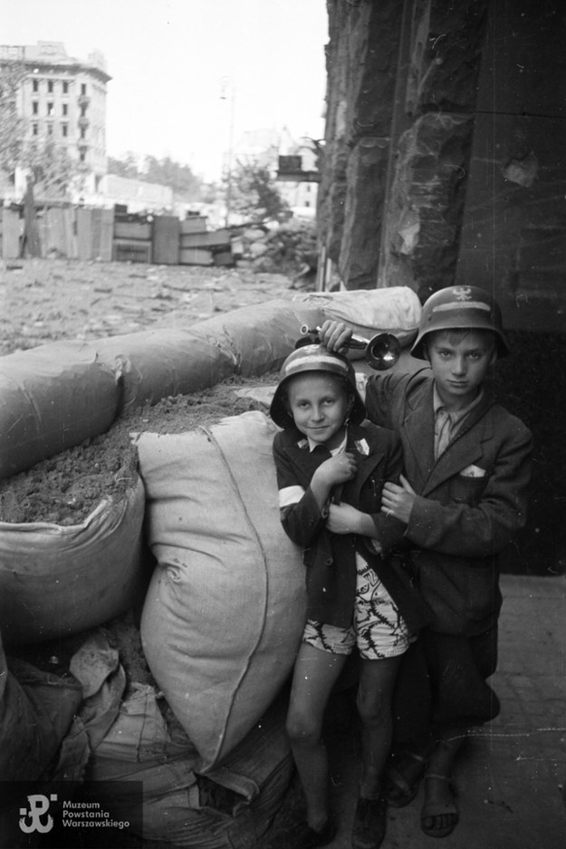 1 sierpnia 1944 roku obok dorosłych do walki w Powstaniu Warszawskim stanęły też dzieci /Muzeum Powstania Warszawskiego /