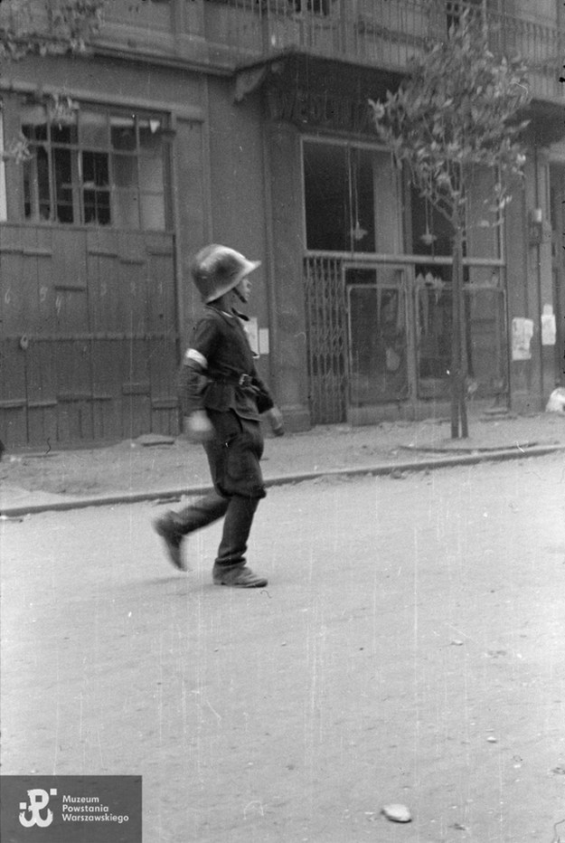 1 sierpnia 1944 roku obok dorosłych do walki w Powstaniu Warszawskim stanęły też dzieci /Muzeum Powstania Warszawskiego /