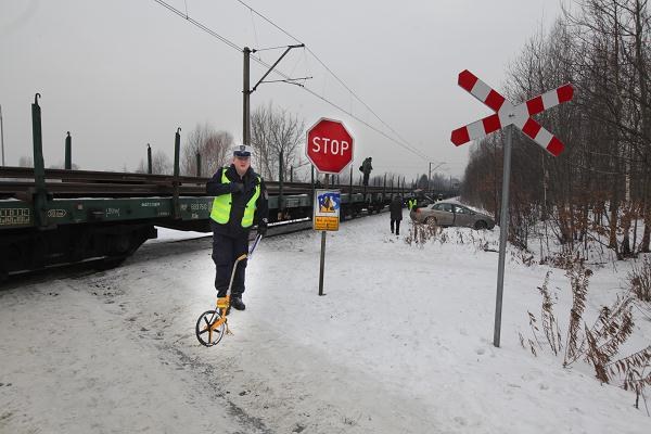 Wjechała Autem Pod Pociąg Zdjęcia Wydarzenia W Interia Pl