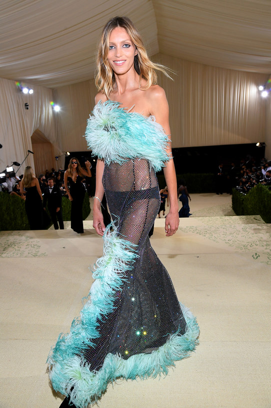 Met Gala 2021: Anja Rubik odsłoniła majtki przed fotoreporterami