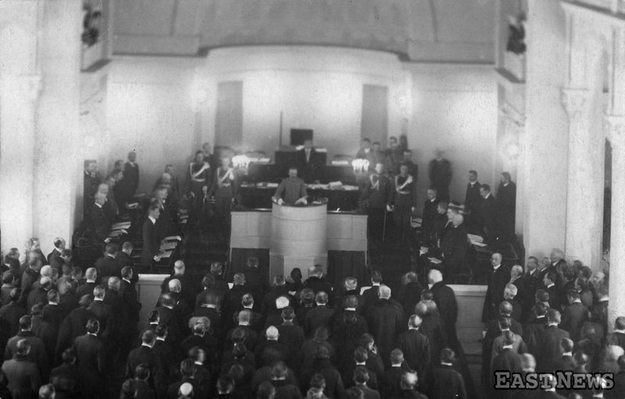 10.02.1919, pierwsze posiedzenie Sejmu Ustawodawczego, na mównicy Józef Piłsudski /Muzeum Niepodległości /East News