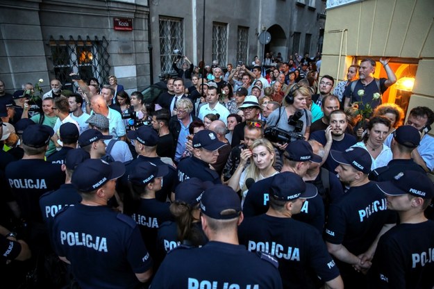 10.07.2017. Kontrmanifestanci wobec obchodów miesięcznicy smoleńskiej protestują 10 bm. na ul. Koziej, odgrodzeni kordonem policji od odbywających się przed Pałacem Prezydenckim uroczystości. /Rafał Guz /PAP