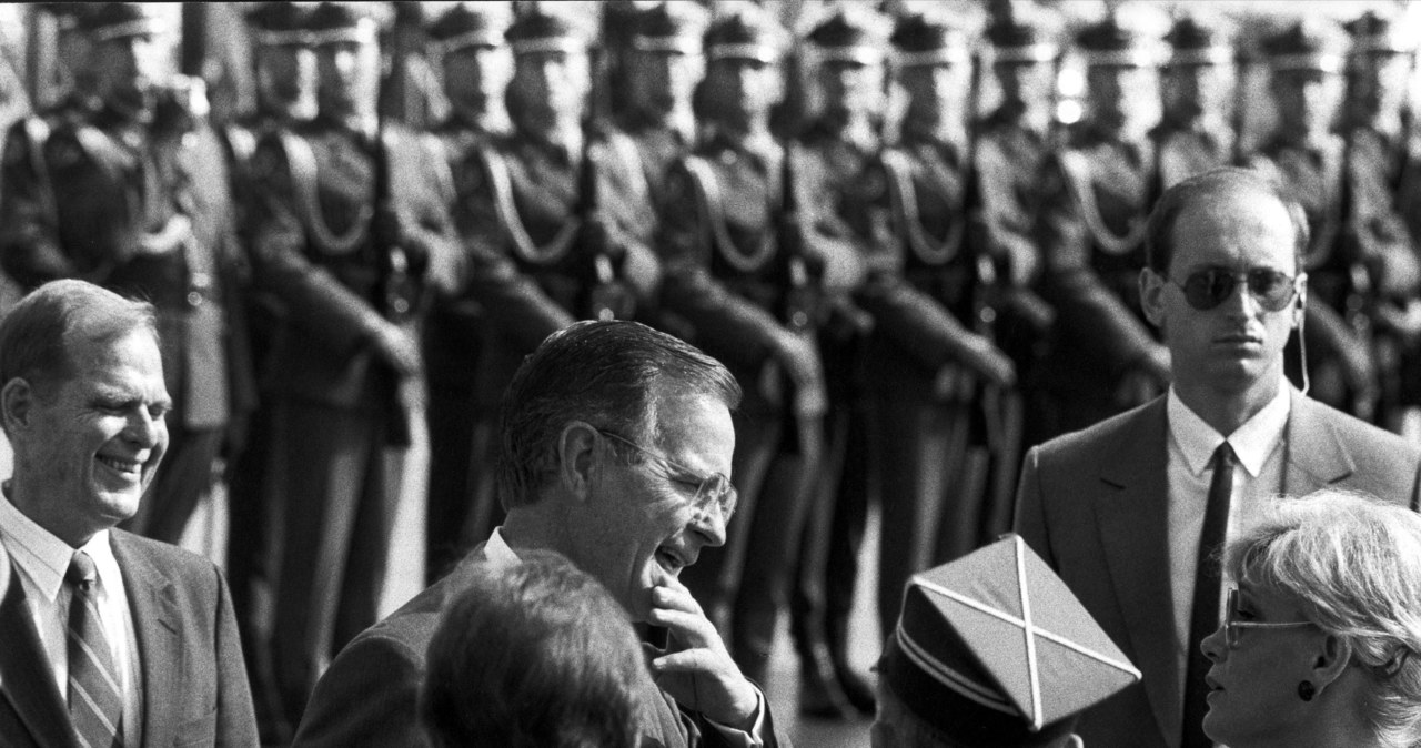 10 czerwca 1989 r. - prezydent USA George Bush przed Grobem Nieznanego Żołnierza w Wraszawie. Po lewej ambasador John Davies /Erazm Ciołek /Agencja FORUM