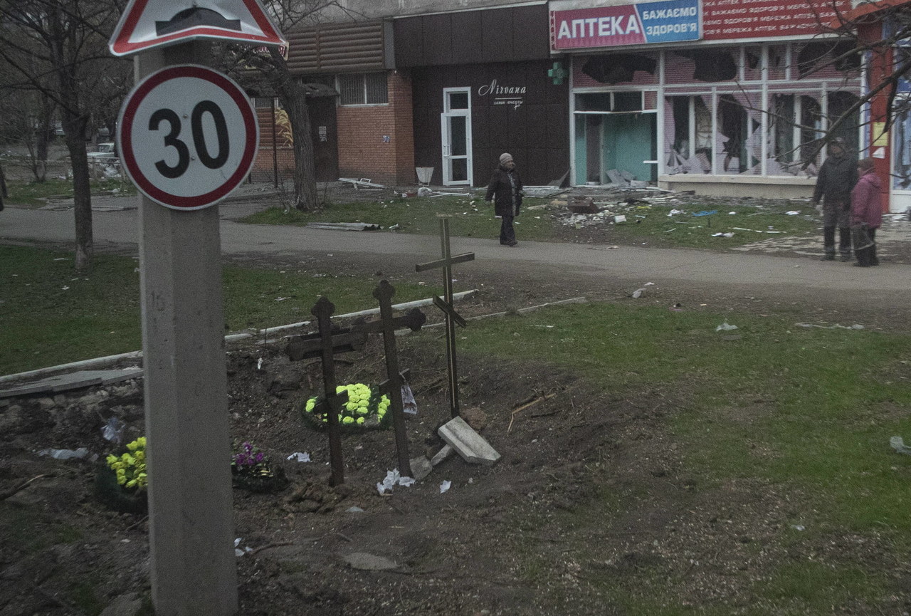 10 dni oczekiwania na pochówek. Rośnie liczba grobów na podwórkach Mariupola