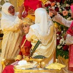 10-dniowa ceremonia i kilkanaście sukni ślubnych. Oto pierwszy królewski ślub w 2024 roku