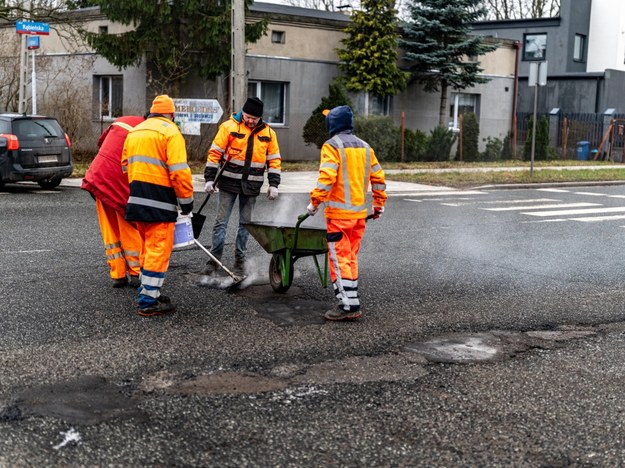 10 ekip drogowców łata dziury w łódzkich ulicach /lodz.pl /Materiały prasowe